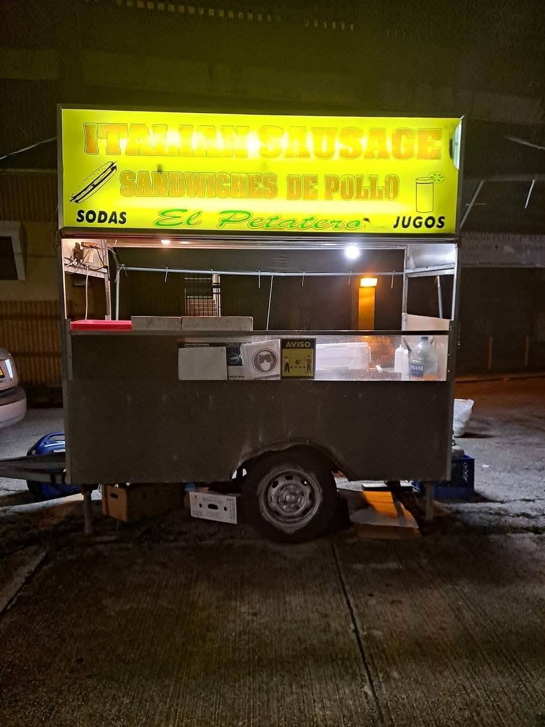 El Petatero durante el servicio nocturno en Sabana Grande